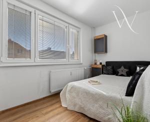 Senec - NA PREDAJ čiastočne prerobený 1,5 izbový byt, hneď pri pešej zóne v centre mesta.