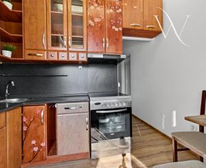 Senec - NA PREDAJ čiastočne prerobený 1,5 izbový byt, hneď pri pešej zóne v centre mesta.