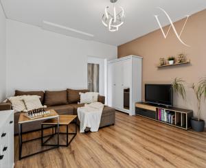 Senec - NA PREDAJ čiastočne prerobený 1,5 izbový byt, hneď pri pešej zóne v centre mesta.