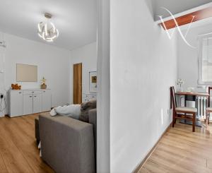 Senec - NA PREDAJ čiastočne prerobený 1,5 izbový byt, hneď pri pešej zóne v centre mesta.