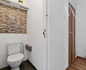 Senec - NA PREDAJ čiastočne prerobený 1,5 izbový byt, hneď pri pešej zóne v centre mesta.