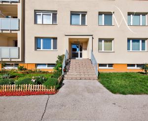 Senec - NA PREDAJ čiastočne prerobený 1,5 izbový byt, hneď pri pešej zóne v centre mesta.