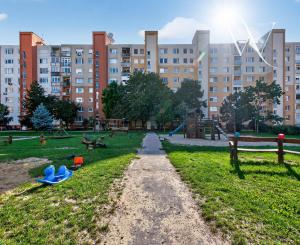 Senec - NA PREDAJ čiastočne prerobený 1,5 izbový byt, hneď pri pešej zóne v centre mesta.