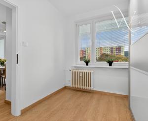 REZERVOVANÝ Na predaj priestranný 4-izbový byt v Bratislave-Dúbravka