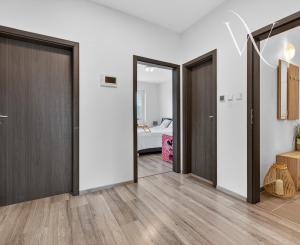 Jelka, okr. GA – NA PREDAJ NOVOSTAVBA – nízko nákladový 3 izbový byt s dvomi parkovacími státiami v projekte ILKA PARK