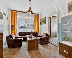 Na predaj - Rodinný dom v centre obce Tomášov s veľkým pozemkom