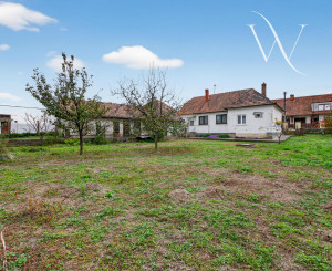 Na predaj - Rodinný dom v centre obce Tomášov s veľkým pozemkom