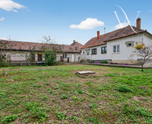 Na predaj - Rodinný dom v centre obce Tomášov s veľkým pozemkom