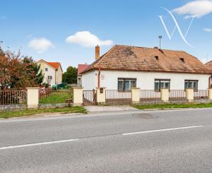 Na predaj - Rodinný dom v centre obce Tomášov s veľkým pozemkom