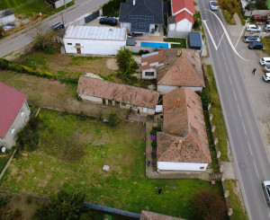 Na predaj - Rodinný dom v centre obce Tomášov s veľkým pozemkom