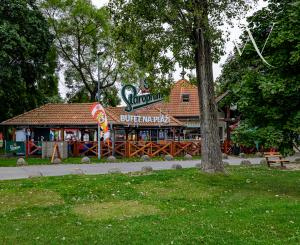 Na PREDAJ: úspešný Bufet na Pláži priamo pri jazere, Senecké jazerá Juh - podnikajte tam, kde iní chodia dovolenkovať