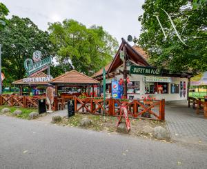 Na PREDAJ: úspešný Bufet na Pláži priamo pri jazere, Senecké jazerá Juh - podnikajte tam, kde iní chodia dovolenkovať