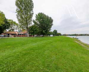 Na PREDAJ: úspešný Bufet na Pláži priamo pri jazere, Senecké jazerá Juh - podnikajte tam, kde iní chodia dovolenkovať