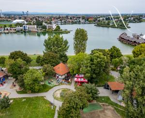 Na PREDAJ: úspešný Bufet na Pláži priamo pri jazere, Senecké jazerá Juh - podnikajte tam, kde iní chodia dovolenkovať