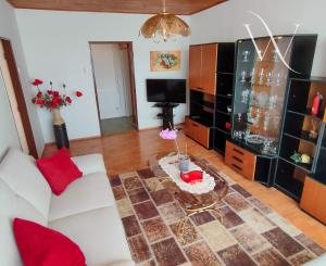 Kráľová pri Senci, okr. Senec – NA PREDAJ čiastočne zrekonštruovaný 2 izbový byt s vlastným kúrením a garážou.