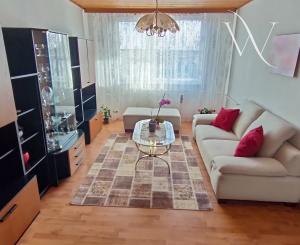 Kráľová pri Senci, okr. Senec – NA PREDAJ čiastočne zrekonštruovaný 2 izbový byt s vlastným kúrením a garážou.