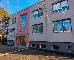 Kráľová pri Senci, okr. Senec – NA PREDAJ čiastočne zrekonštruovaný 2 izbový byt s vlastným kúrením a garážou.