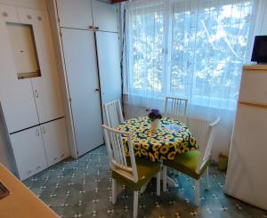 Kráľová pri Senci, okr. Senec – NA PREDAJ čiastočne zrekonštruovaný 2 izbový byt s vlastným kúrením a garážou.