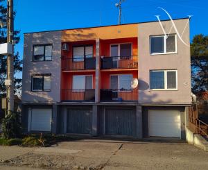 Kráľová pri Senci, okr. Senec – NA PREDAJ čiastočne zrekonštruovaný 2 izbový byt s vlastným kúrením a garážou.