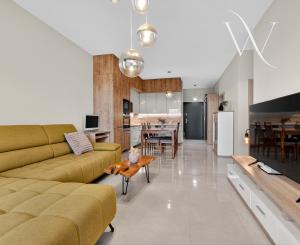 Na predaj 3-izbový byt so záhradkou a vlastným parkovacím miestom