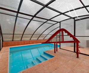 Na predaj -  Priestranný 5-izbový rodinný dom s krytým bazénom v Modre – Harmónia