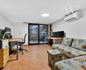 Na predaj -  Priestranný 5-izbový rodinný dom s krytým bazénom v Modre – Harmónia