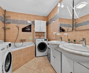 Na predaj -  Priestranný 5-izbový rodinný dom s krytým bazénom v Modre – Harmónia