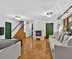 Na predaj -  Priestranný 5-izbový rodinný dom s krytým bazénom v Modre – Harmónia