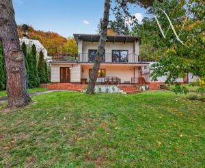 Na predaj -  Priestranný 5-izbový rodinný dom s krytým bazénom v Modre – Harmónia