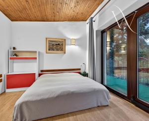 Na predaj -  Priestranný 5-izbový rodinný dom s krytým bazénom v Modre – Harmónia