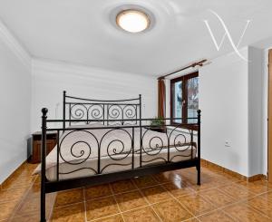 Na predaj -  Priestranný 5-izbový rodinný dom s krytým bazénom v Modre – Harmónia