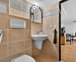 Na predaj -  Priestranný 5-izbový rodinný dom s krytým bazénom v Modre – Harmónia