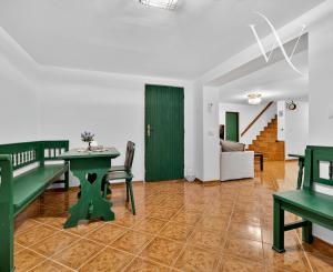 Na predaj -  Priestranný 5-izbový rodinný dom s krytým bazénom v Modre – Harmónia