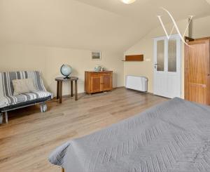 Na predaj priestranná 5-izbová chata s rozľahlým ovocným sadom v krásnej prírode v obci Stará Turá