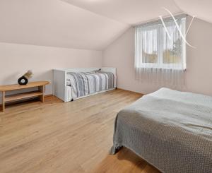 Na predaj priestranná 5-izbová chata s rozľahlým ovocným sadom v krásnej prírode v obci Stará Turá