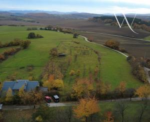 Na predaj priestranná 5-izbová chata s rozľahlým ovocným sadom v krásnej prírode v obci Stará Turá