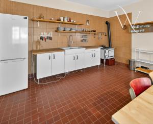 Na predaj priestranná 5-izbová chata s rozľahlým ovocným sadom v krásnej prírode v obci Stará Turá