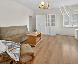 Na predaj priestranná 5-izbová chata s rozľahlým ovocným sadom v krásnej prírode v obci Stará Turá