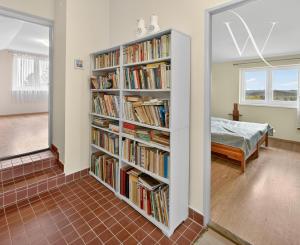 Na predaj priestranná 5-izbová chata s rozľahlým ovocným sadom v krásnej prírode v obci Stará Turá