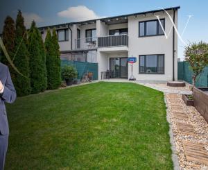 Na predaj 2-izbový byt so záhradkou a vlastným parkovacím miestom