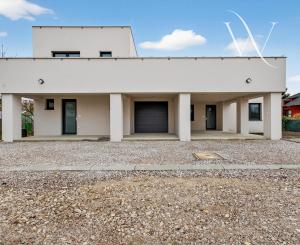 Na predaj moderný rodinný dom v tichej slepej uličke v obci Veľký Grob