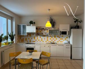 Na PRENÁJOM priestranný 2 izbový byt s veľkou loggiou a parkovaním, 74 m², Tomášikova Bratislava Ružinov