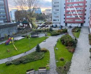 Na PRENÁJOM priestranný 2 izbový byt s veľkou loggiou a parkovaním, 74 m², Tomášikova Bratislava Ružinov