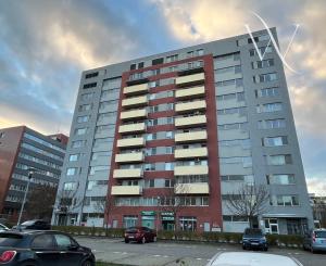 Na PRENÁJOM priestranný 2 izbový byt s veľkou loggiou a parkovaním, 74 m², Tomášikova Bratislava Ružinov