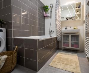 Na PREDAJ moderný 3-izbový byt s balkónom (87,56 m2) a dvoma garážovými státiami v novostavbe TAMMI, Bratislava Dúbravka