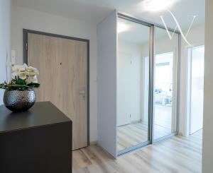 Na PREDAJ moderný 3-izbový byt s balkónom (87,56 m2) a dvoma garážovými státiami v novostavbe TAMMI, Bratislava Dúbravka