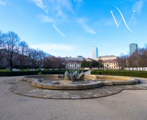 NA PREDAJ komfortné bývanie v centre BA: veľký 4 izbový byt s vysokými stropmi a krbom, orientovaný do tichého vnútrobloku s vlastným parkovaním