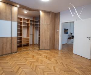 NA PREDAJ komfortné bývanie v centre BA: veľký 4 izbový byt s vysokými stropmi a krbom, orientovaný do tichého vnútrobloku s vlastným parkovaním