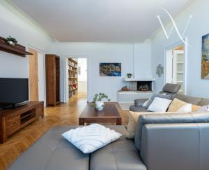 NA PREDAJ komfortné bývanie v centre BA: veľký 4 izbový byt s vysokými stropmi a krbom, orientovaný do tichého vnútrobloku s vlastným parkovaním