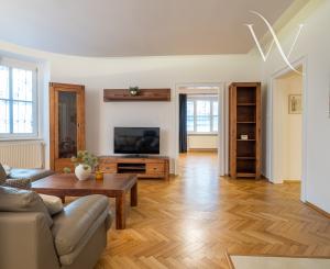 NA PREDAJ komfortné bývanie v centre BA: veľký 4 izbový byt s vysokými stropmi a krbom, orientovaný do tichého vnútrobloku s vlastným parkovaním